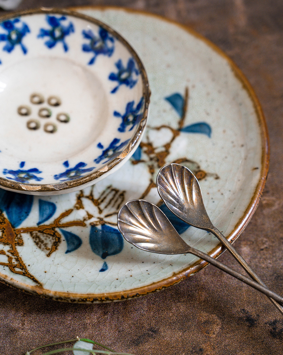 Grijs gebaksbordje van keramiek voor foodfotografie Fox and some Prop Shop