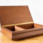 Plat rechthoekig vintage houten kistje met deksel en twee vakken op houten ondergrond