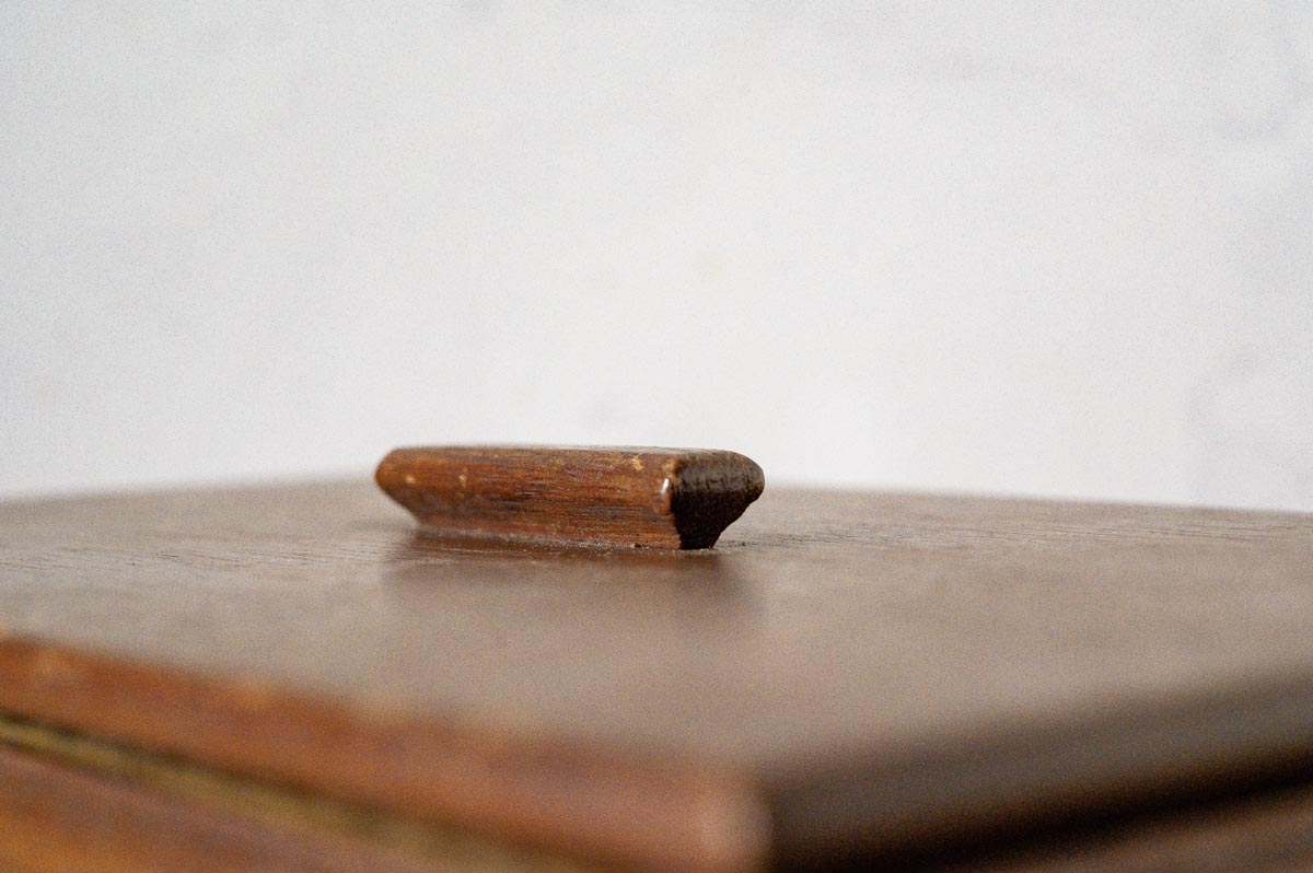 Plat rechthoekig vintage houten kistje met deksel en twee vakken op houten ondergrond