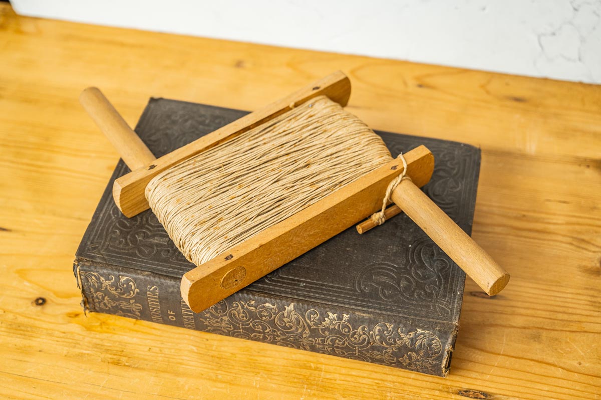 Houten vintage touwoproller met originele draad, rustiek ambachtelijk object