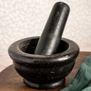 Vintage zwarte marmeren vijzel met stamper, diameter 15,5 cm, met kleine chip aan de rand