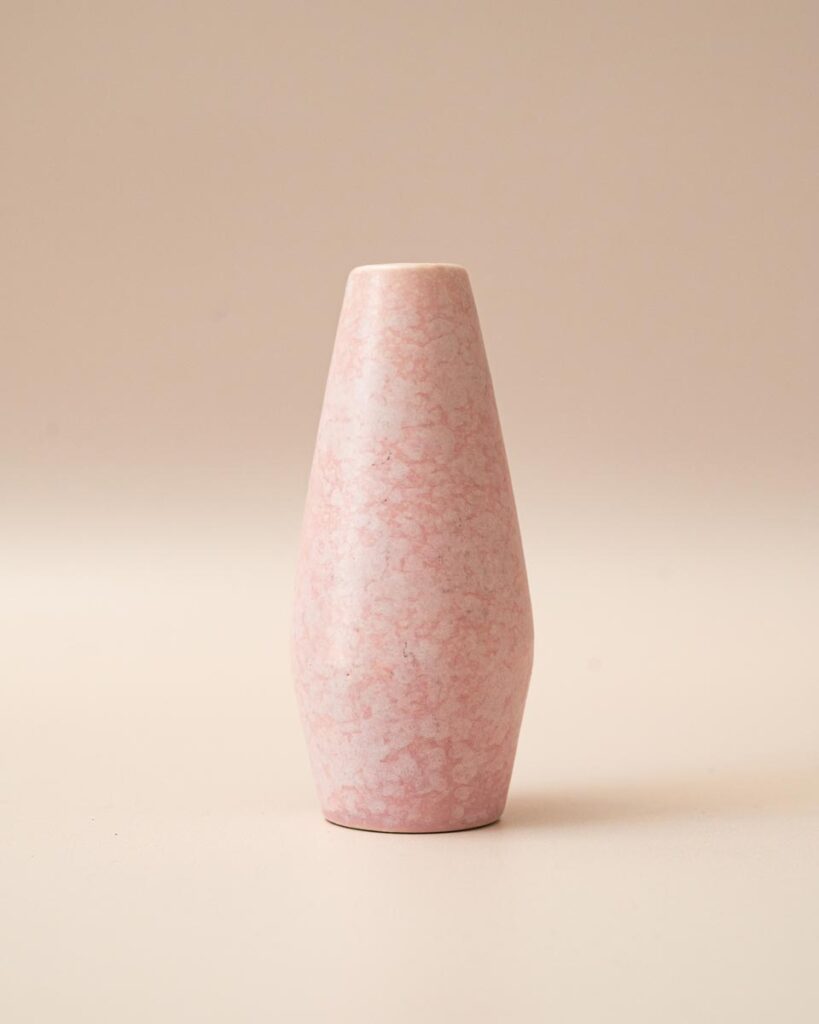 Roze vintage keramieken vaasje met marmerstructuur en markering 103