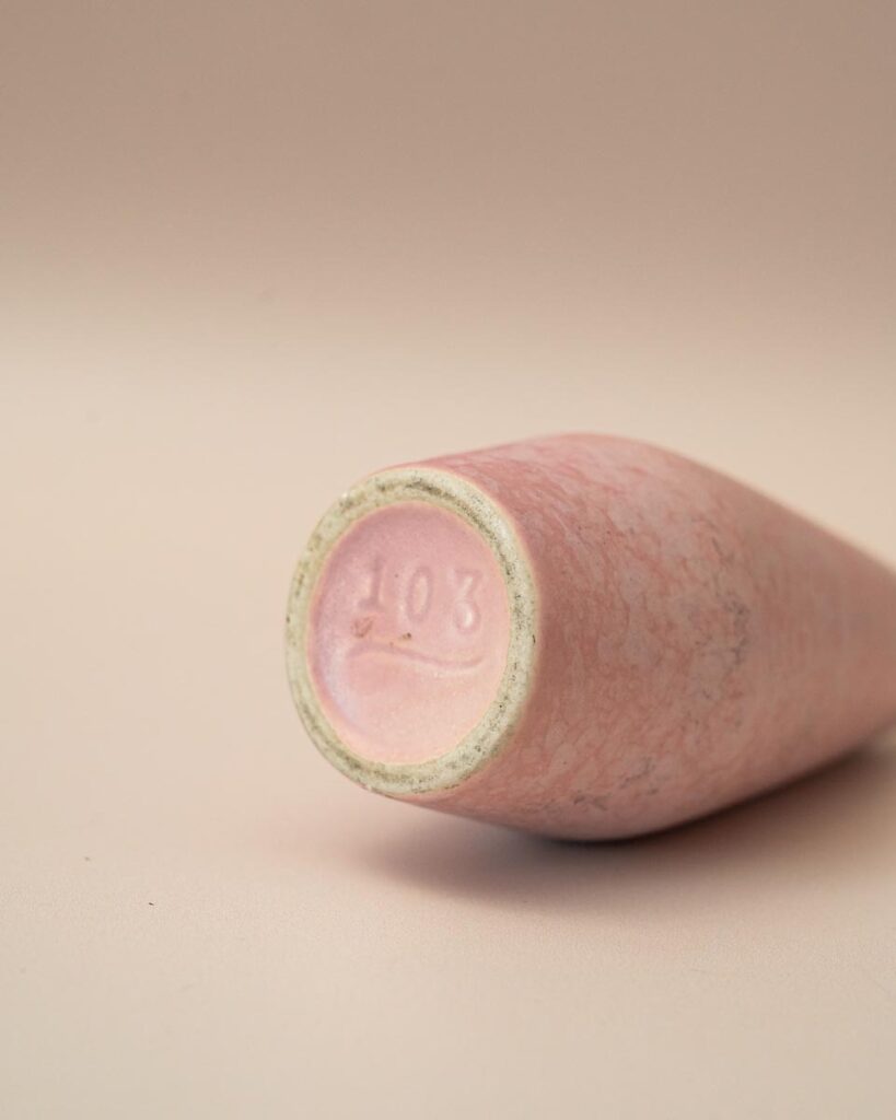 Roze vintage keramieken vaasje met marmerstructuur en markering 103