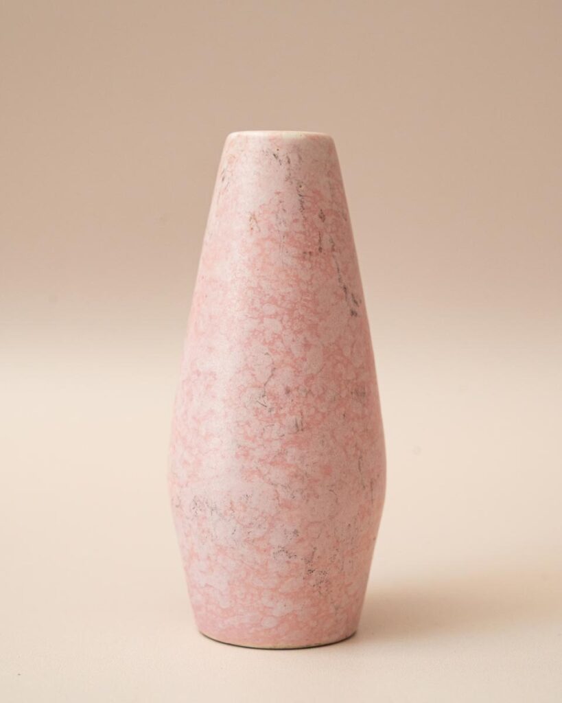 Roze vintage keramieken vaasje met marmerstructuur en markering 103
