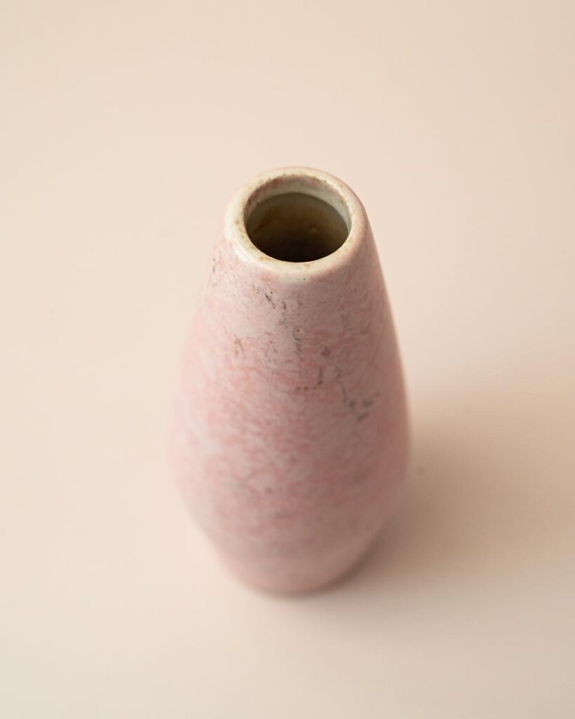 Roze vintage keramieken vaasje met marmerstructuur en markering 103