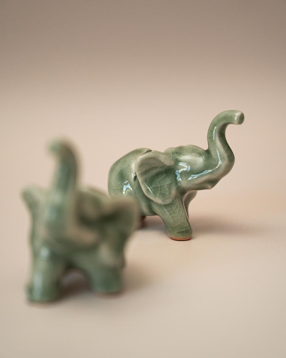 Twee vintage keramieken olifant kaartenhouders in groen glazuur