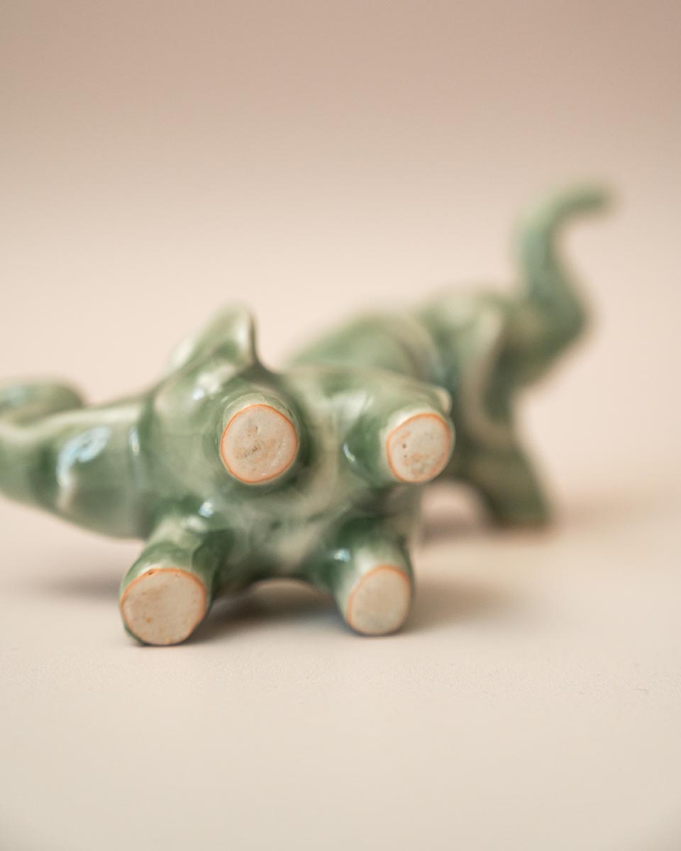 Twee vintage keramieken olifant kaartenhouders in groen glazuur