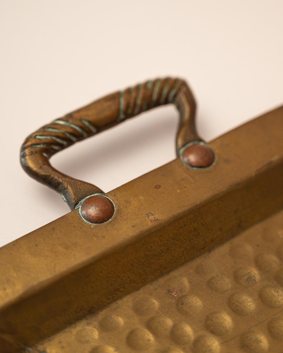 Vintage messing dienblad met handvaten en klinknagels, rechthoekig