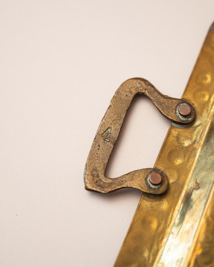 Vintage messing dienblad met handvaten en klinknagels, rechthoekig