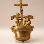 Vintage messing wijwaterbak met muurhanger, crucifix en engelendecoratie