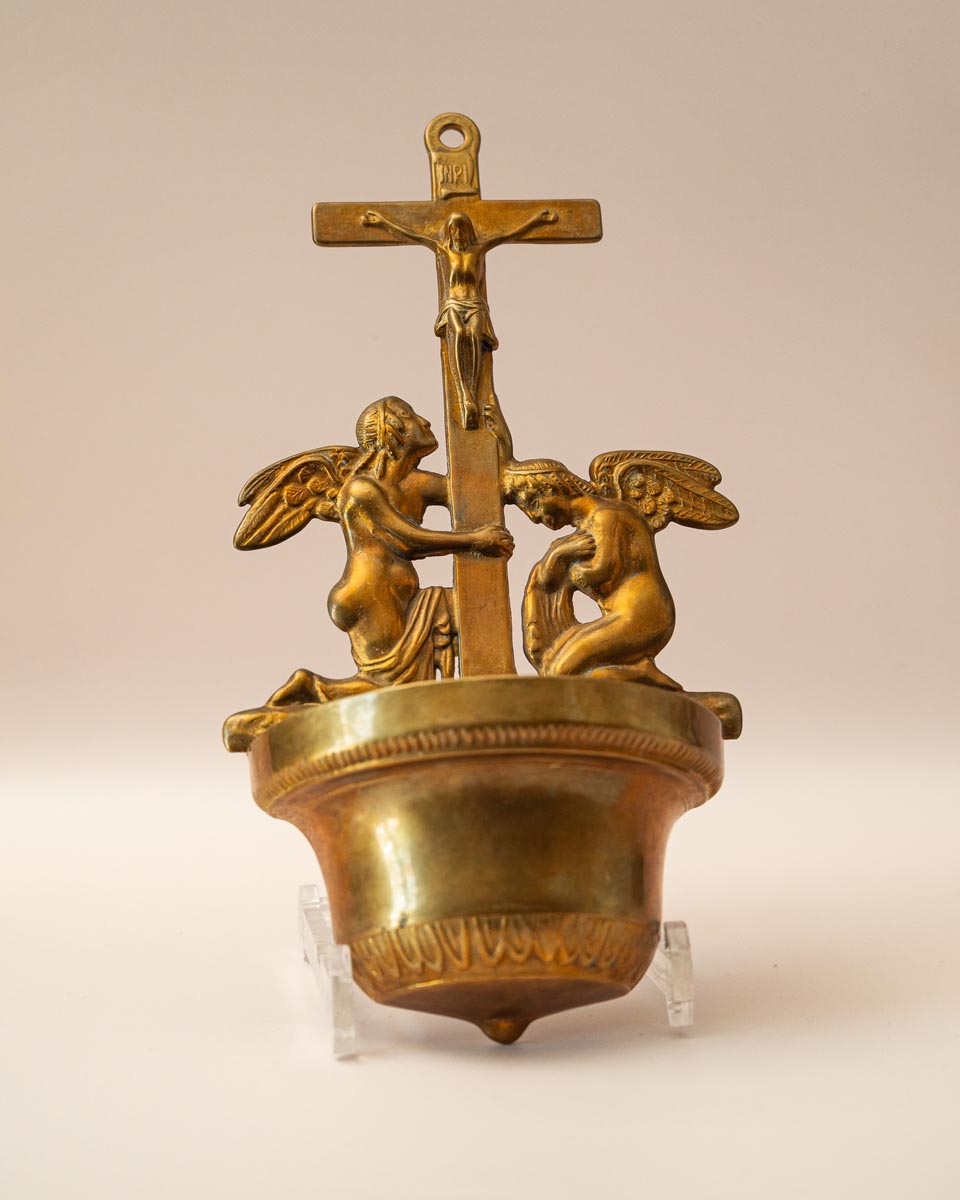 Vintage messing wijwaterbak met muurhanger, crucifix en engelendecoratie