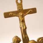 Vintage messing wijwaterbak met muurhanger, crucifix en engelendecoratie