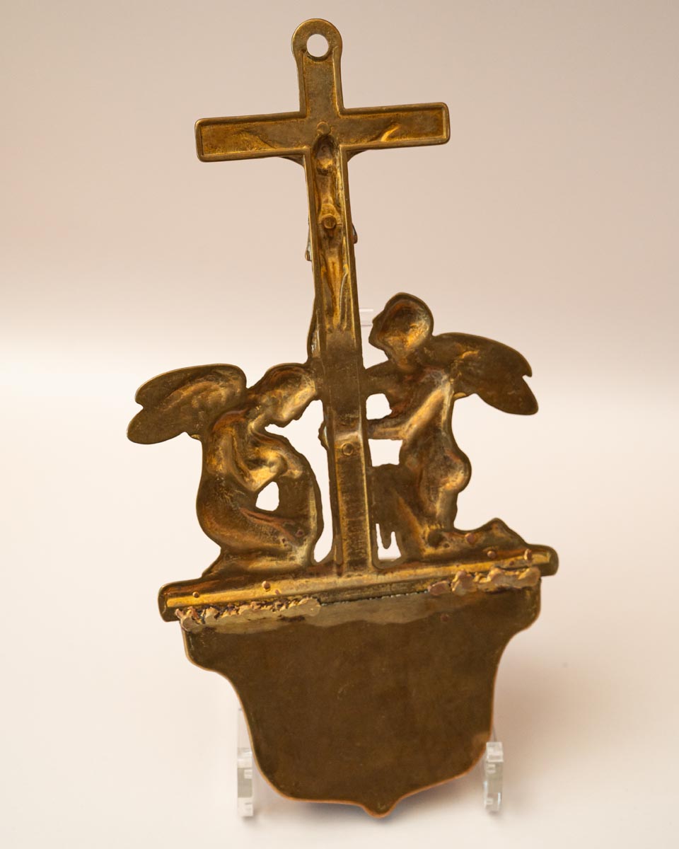 Vintage messing wijwaterbak met muurhanger, crucifix en engelendecoratie