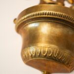 Vintage messing wijwaterbak met muurhanger, crucifix en engelendecoratie