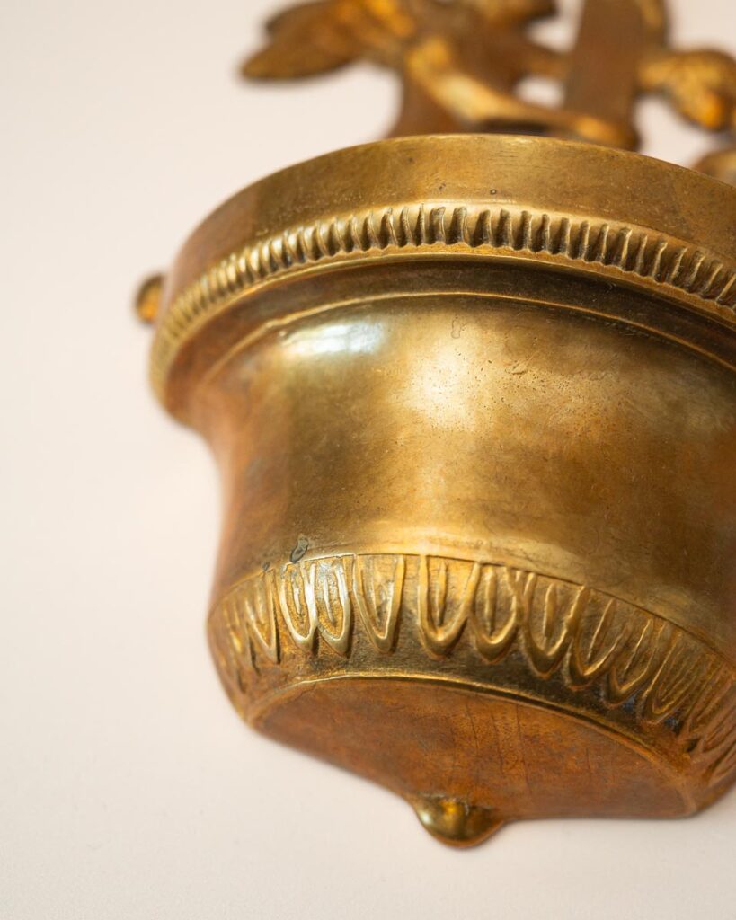 Vintage messing wijwaterbak met muurhanger, crucifix en engelendecoratie