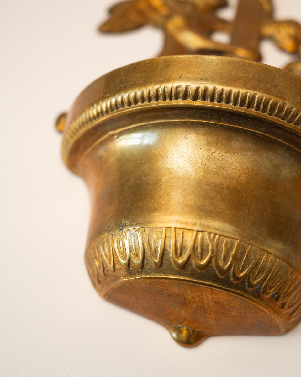Vintage messing wijwaterbak met muurhanger, crucifix en engelendecoratie