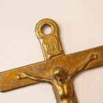Vintage messing wijwaterbak met muurhanger, crucifix en engelendecoratie