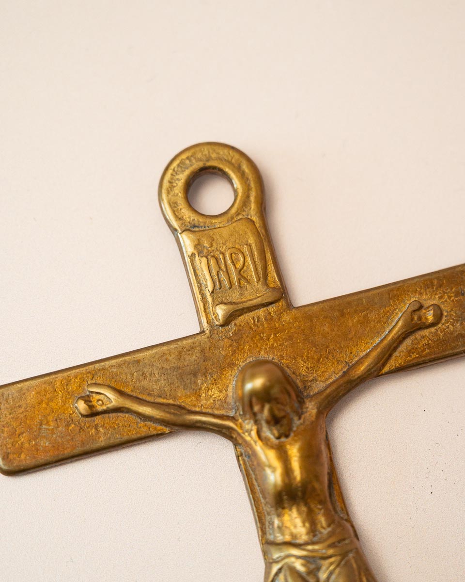 Vintage messing wijwaterbak met muurhanger, crucifix en engelendecoratie