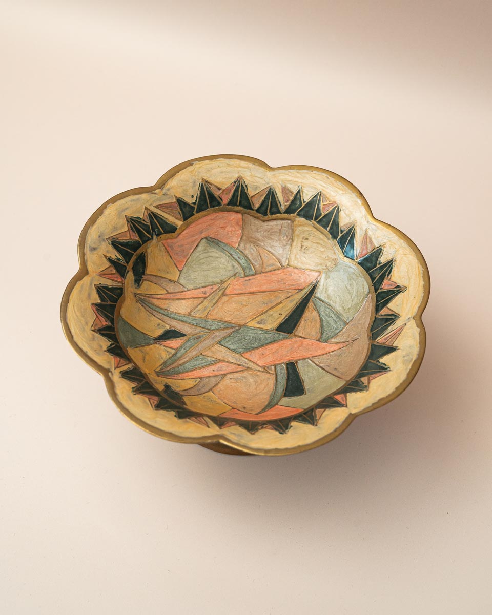 Vintage messing schaal op voet met handgeverfde binnenkant in pastelkleuren