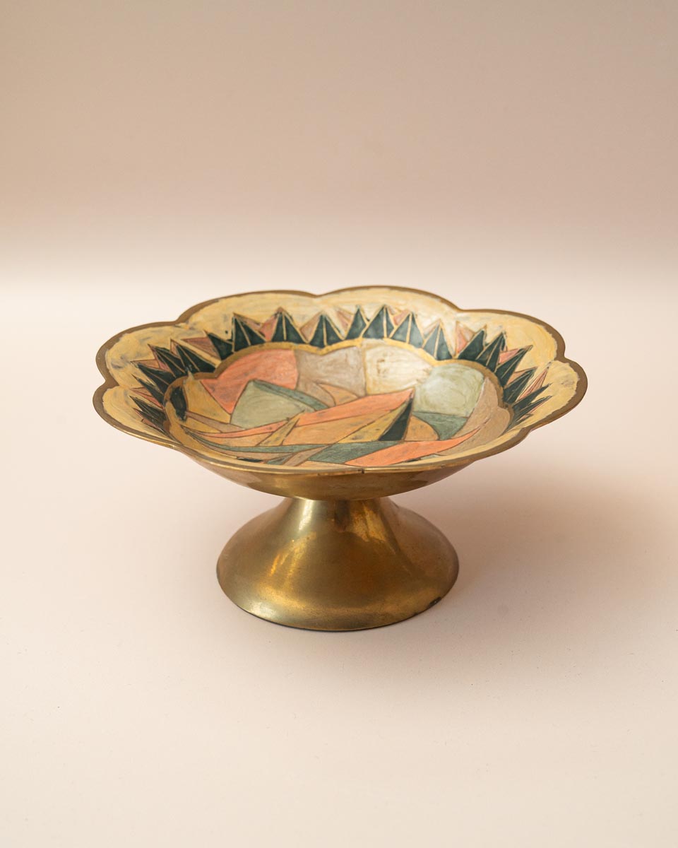 Vintage messing schaal op voet met handgeverfde binnenkant in pastelkleuren