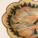 Vintage messing schaal op voet met handgeverfde binnenkant in pastelkleuren