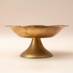 Vintage messing schaal op voet met handgeverfde binnenkant in pastelkleuren