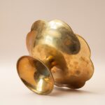 Vintage messing schaal op voet met handgeverfde binnenkant in pastelkleuren