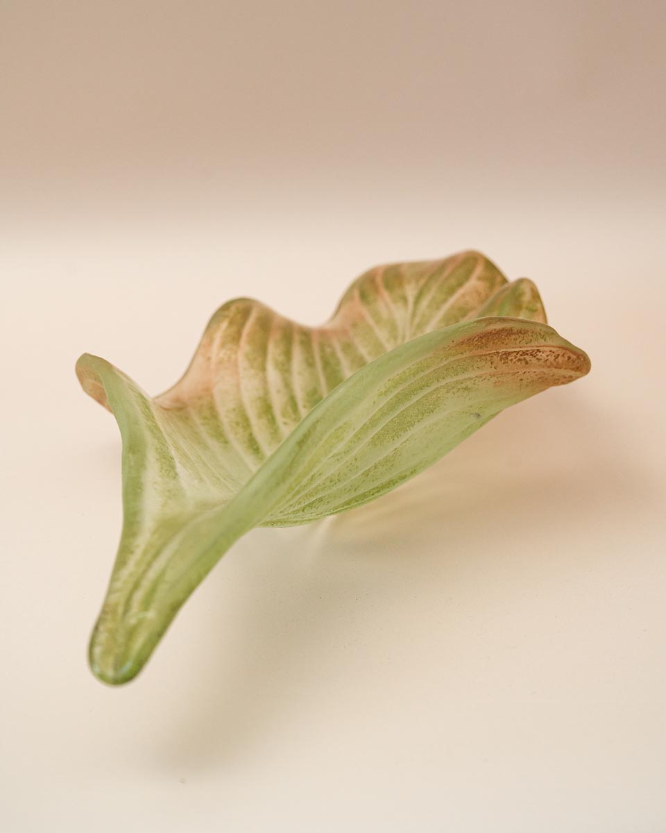 Murano glazen blad schaal in groen en roze tinten, mondgeblazen jaren 50