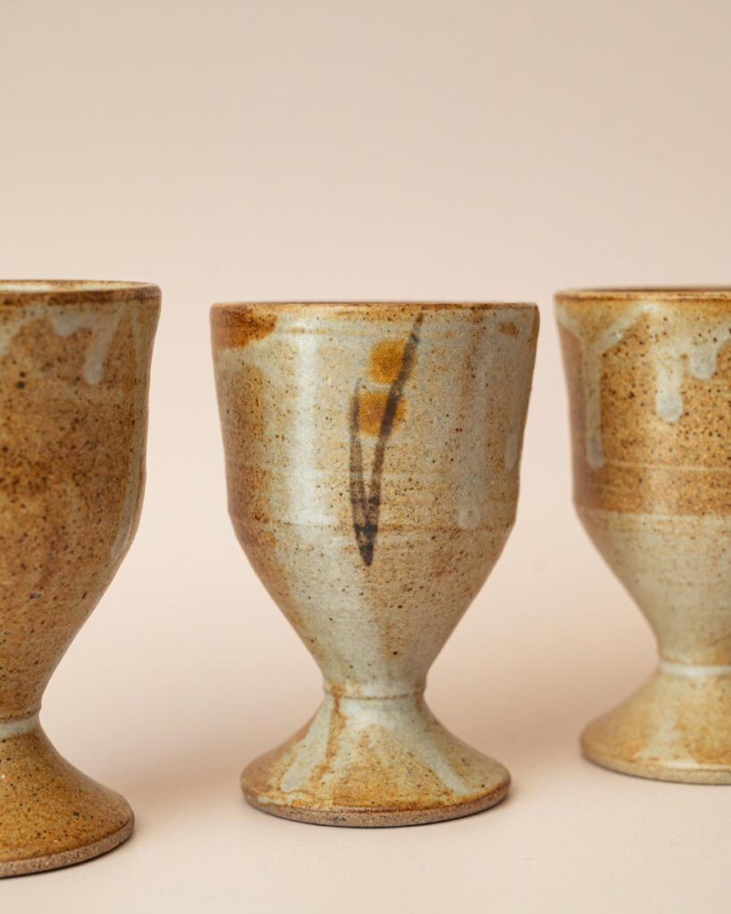 Set van drie handgemaakte keramieken wijnbekers in bruin glazuur, vintage servies