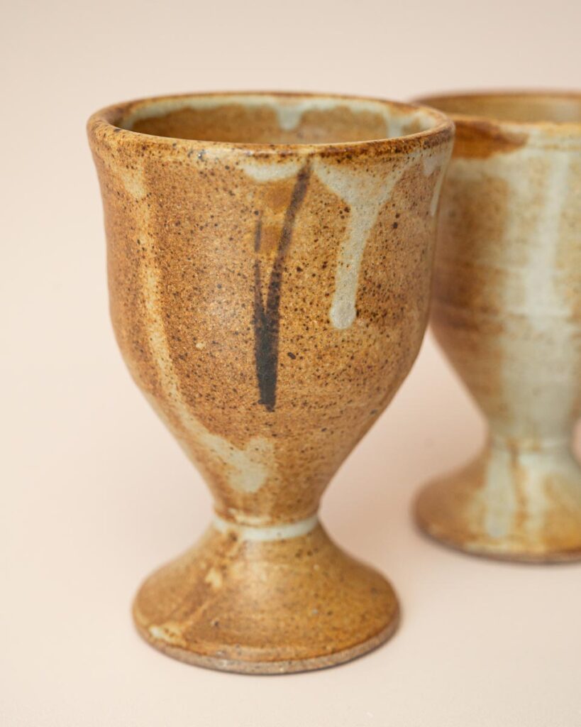 Set van drie handgemaakte keramieken wijnbekers in bruin glazuur, vintage servies