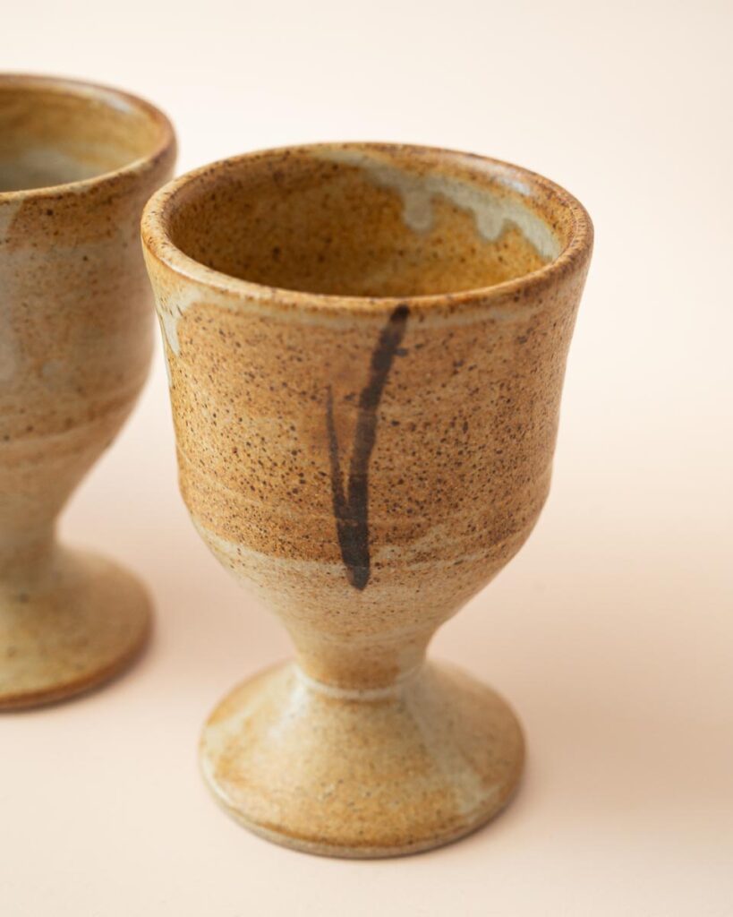 Set van drie handgemaakte keramieken wijnbekers in bruin glazuur, vintage servies
