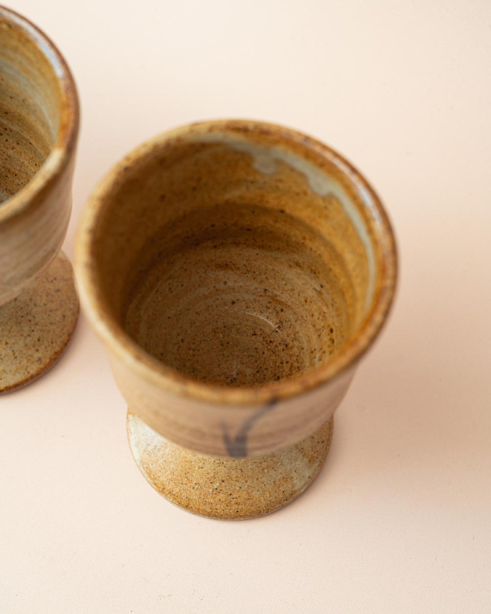 Set van drie handgemaakte keramieken wijnbekers in bruin glazuur, vintage servies