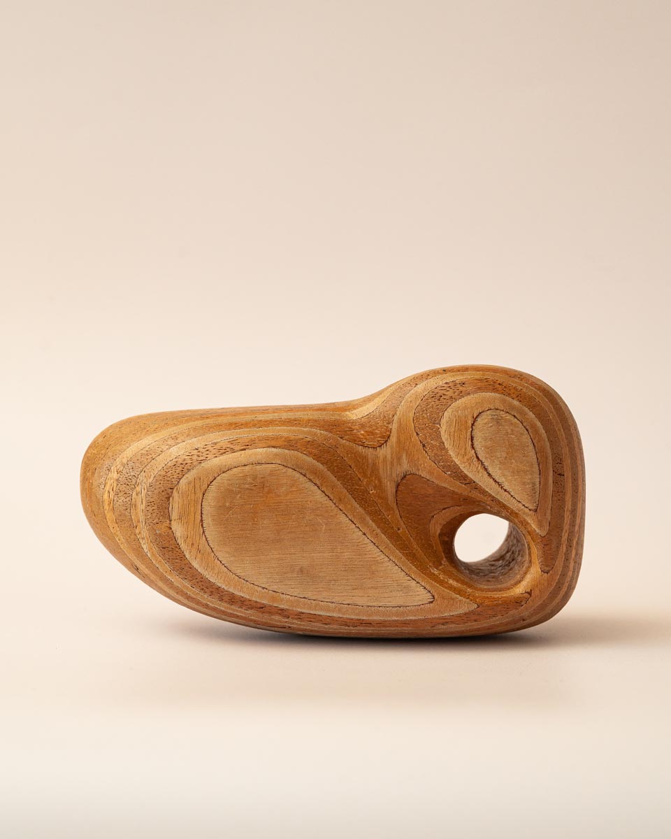 Vintage houten sculptuur met organische vormen en uitgesneden lijnen