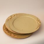 Drie keramieken borden met salamanders op de rand