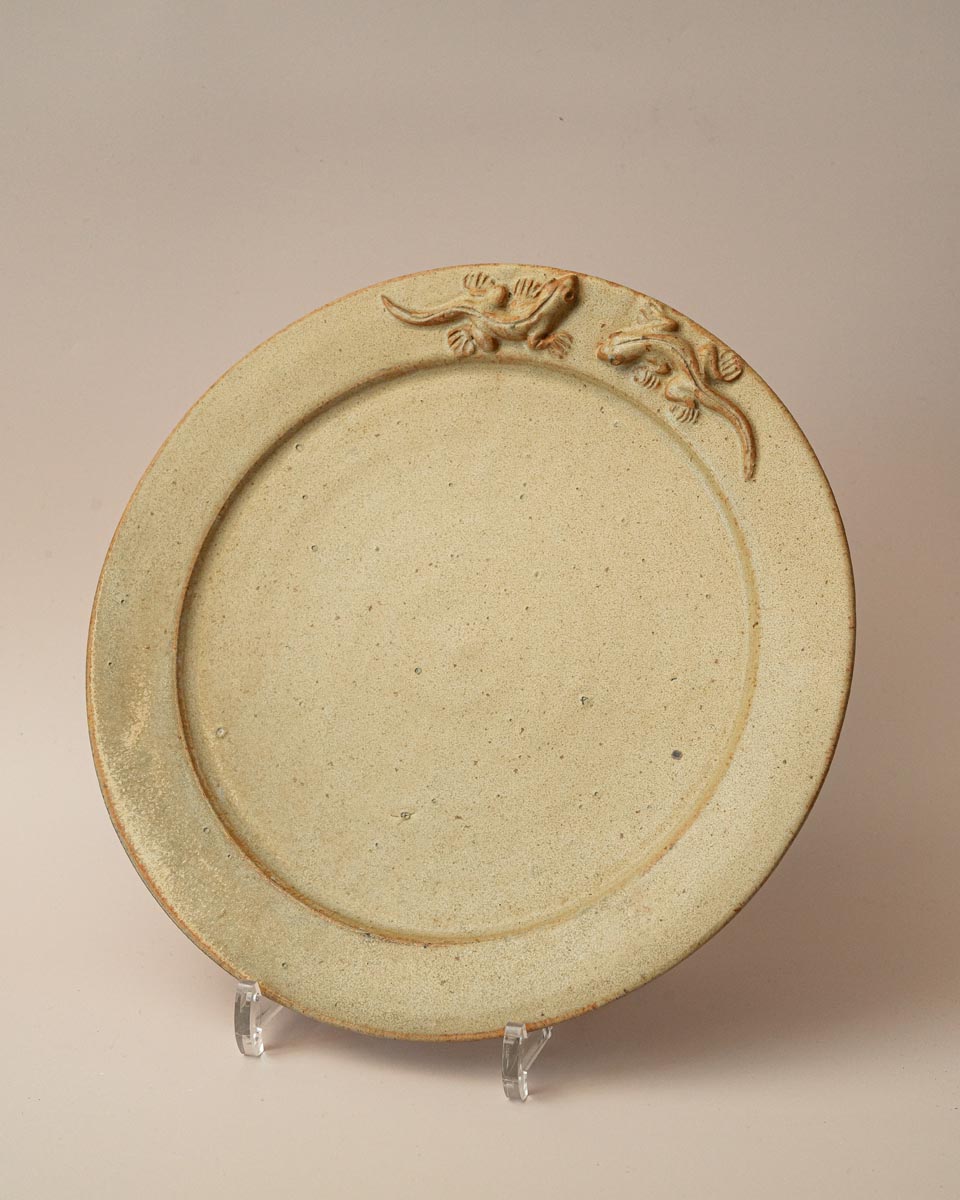 Drie keramieken borden met salamanders op de rand