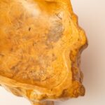 Handgesneden houten sleutelbak met organische vorm en inscriptie