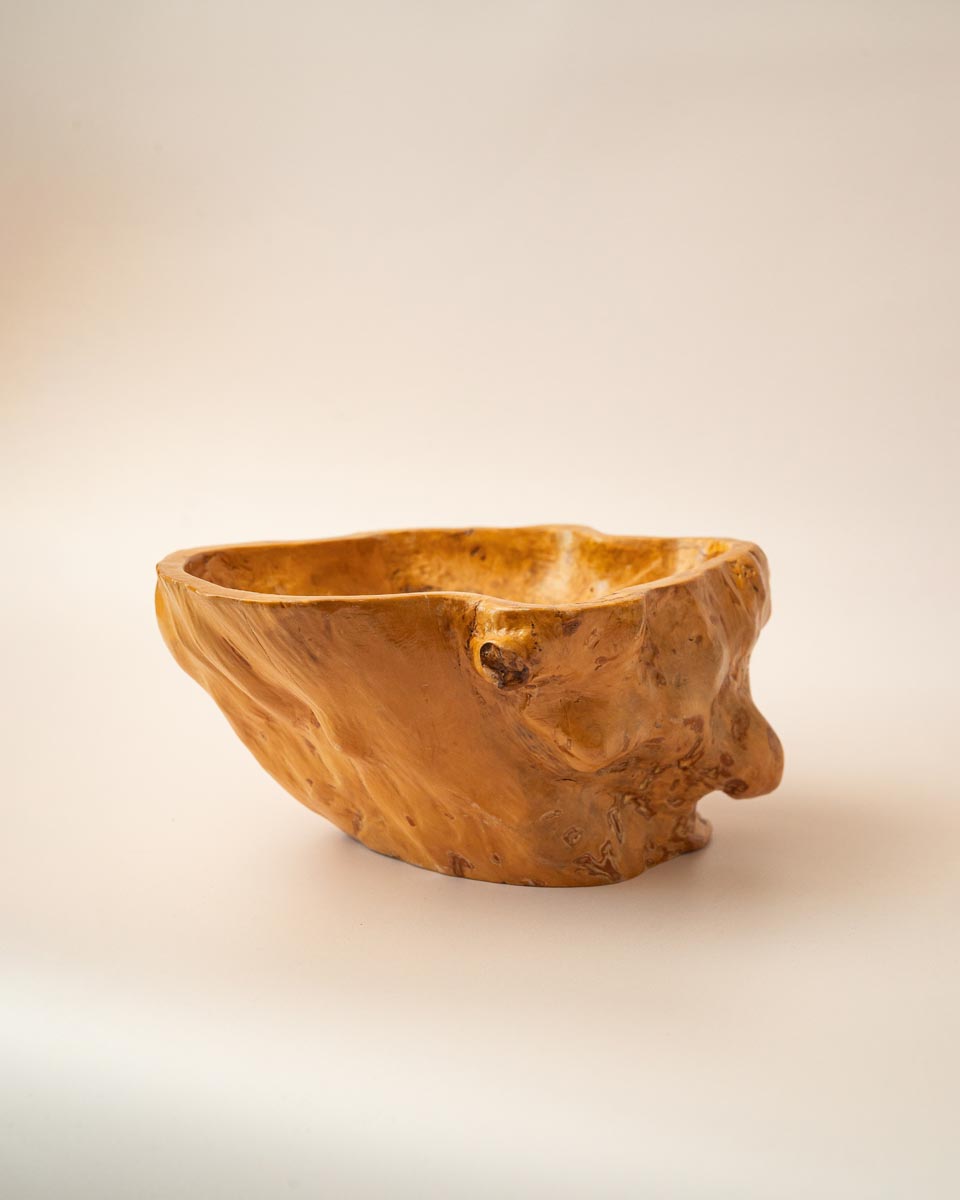 Handgesneden houten sleutelbak met organische vorm en inscriptie