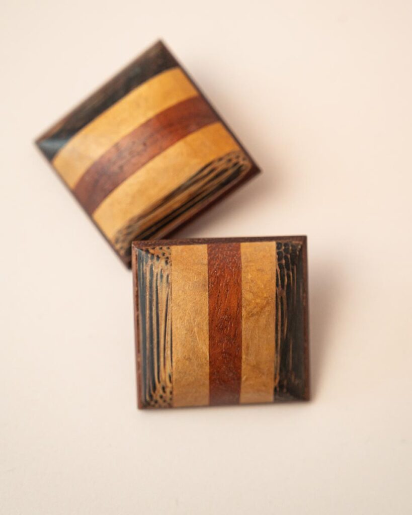 Houten clip-on oorbellen met gestreepte inlay in rood, zwart en bruin