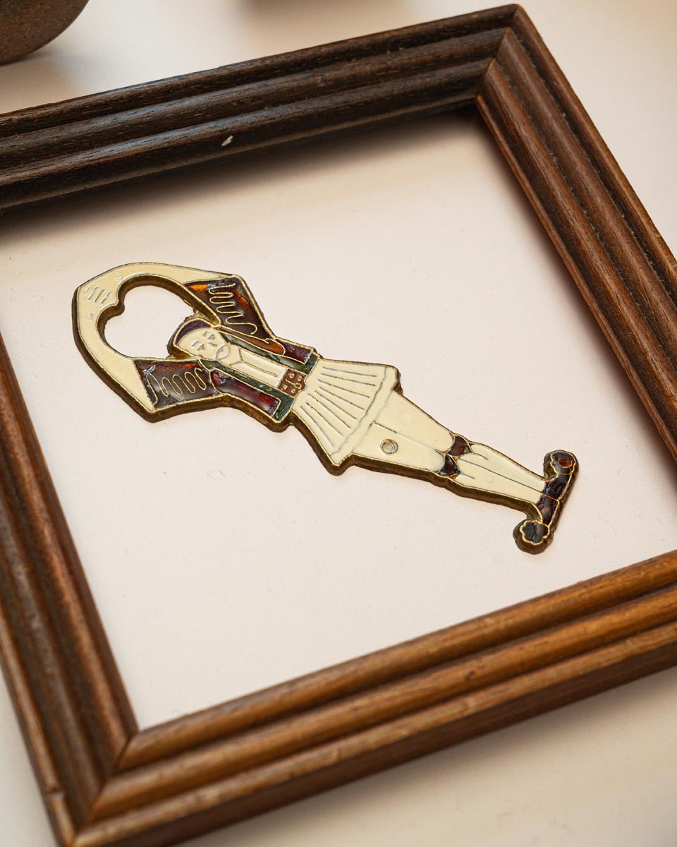 Vintage messing flesopener met Griekse danser in emaille, jaren 70