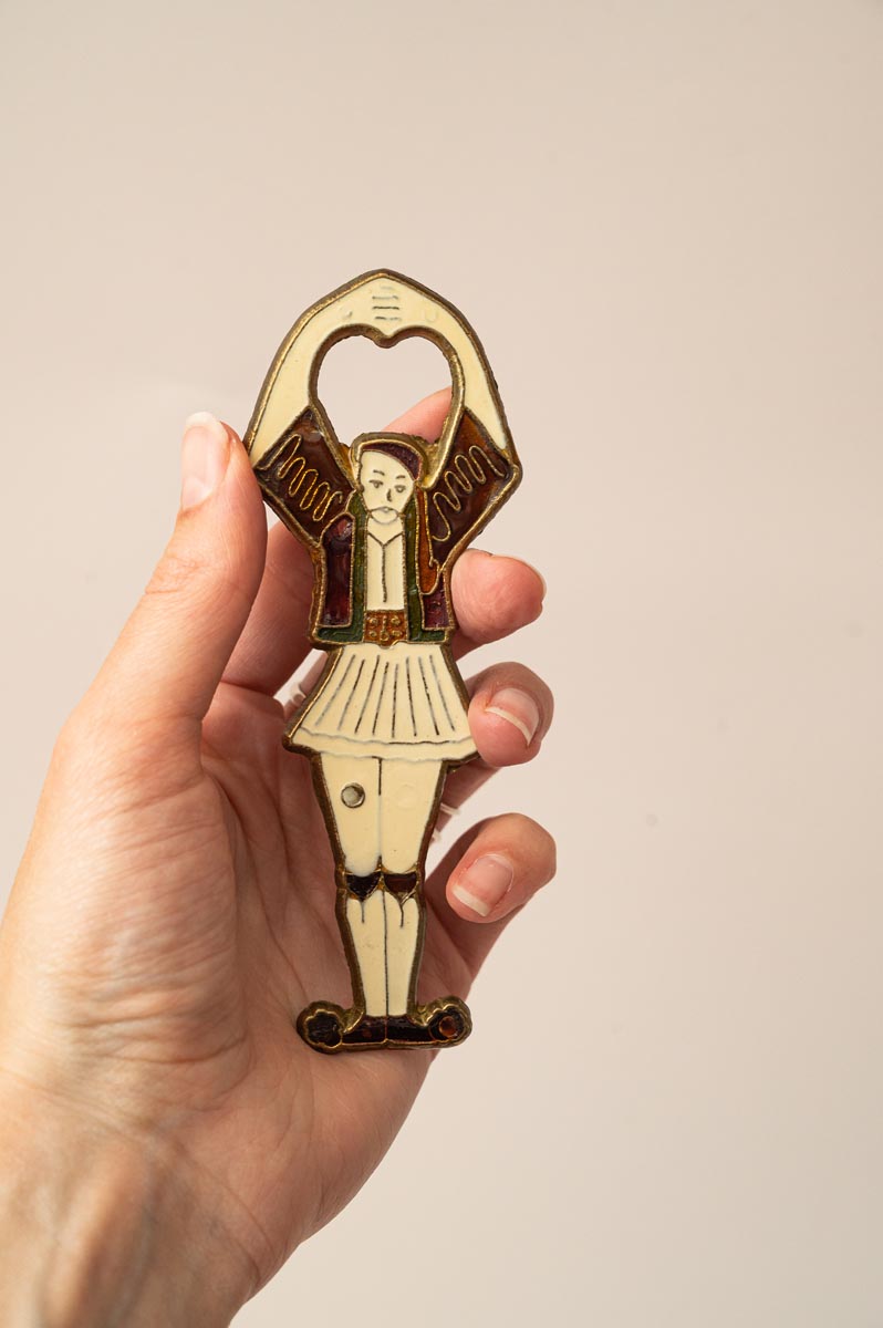 Vintage messing flesopener met Griekse danser in emaille, jaren 70