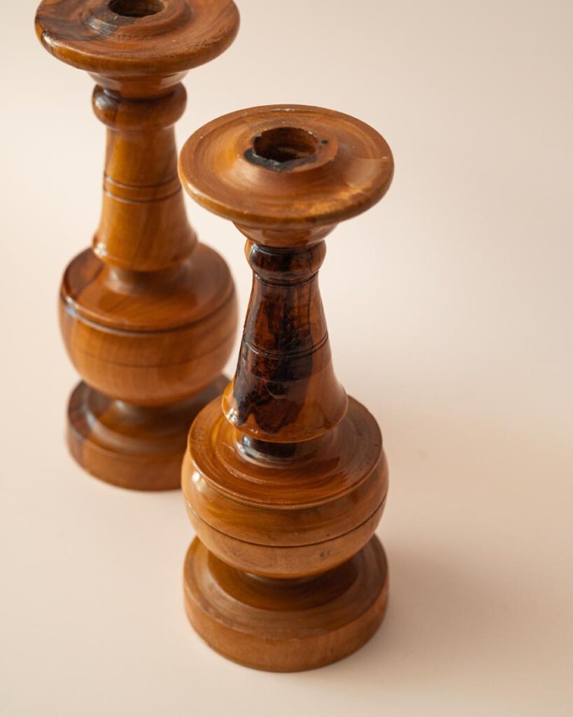 Set vintage houten kandelaars handgedraaid met natuurlijke houtnerf