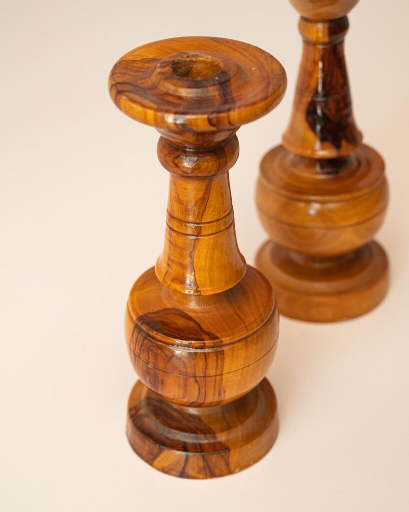 Set vintage houten kandelaars handgedraaid met natuurlijke houtnerf