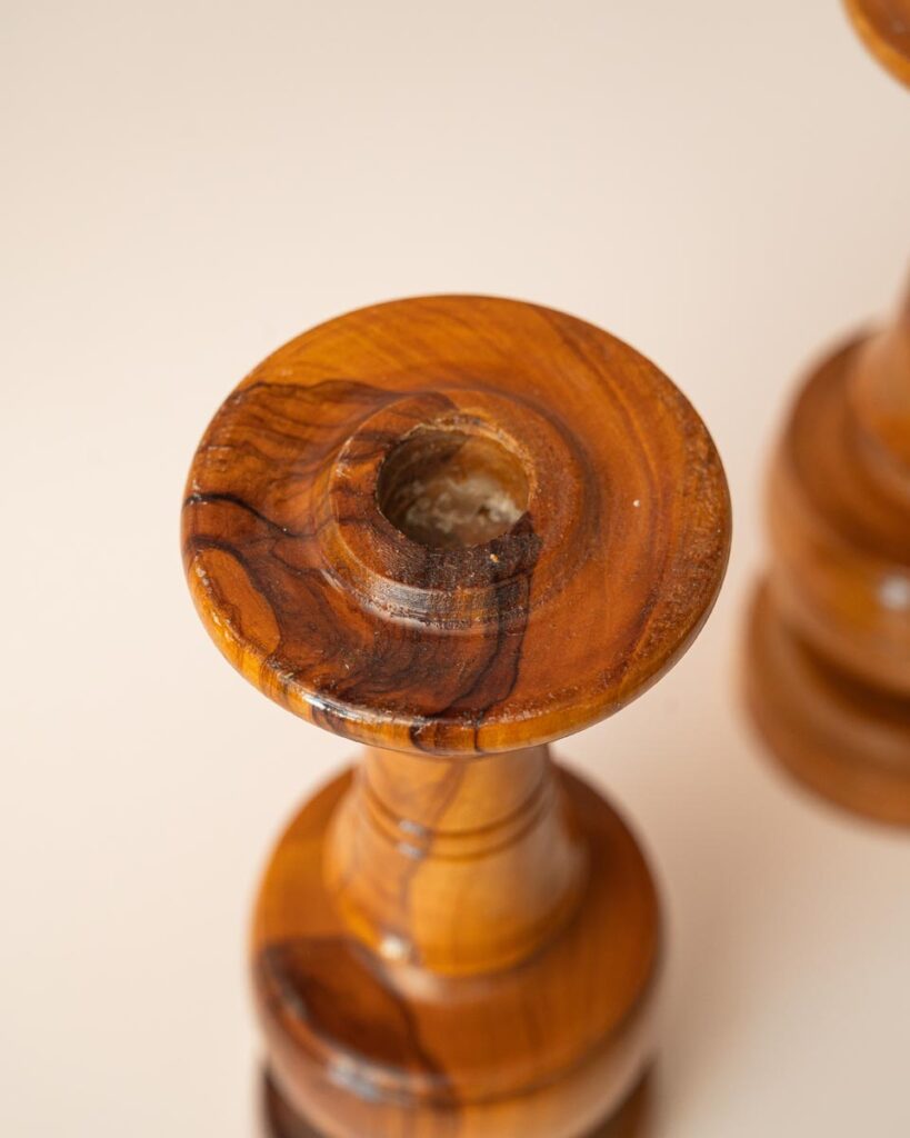 Set vintage houten kandelaars handgedraaid met natuurlijke houtnerf