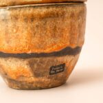 Lava aardewerk potje met puntdeksel van Potterie de Bever, handgemaakt keramiek