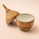 Lava aardewerk potje met puntdeksel van Potterie de Bever, handgemaakt keramiek