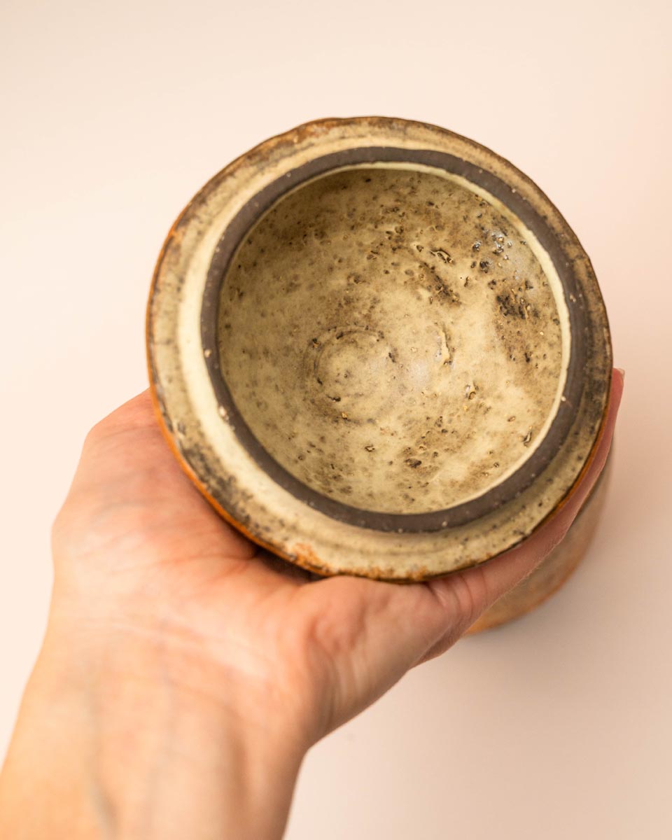 Lava aardewerk potje met puntdeksel van Potterie de Bever, handgemaakt keramiek