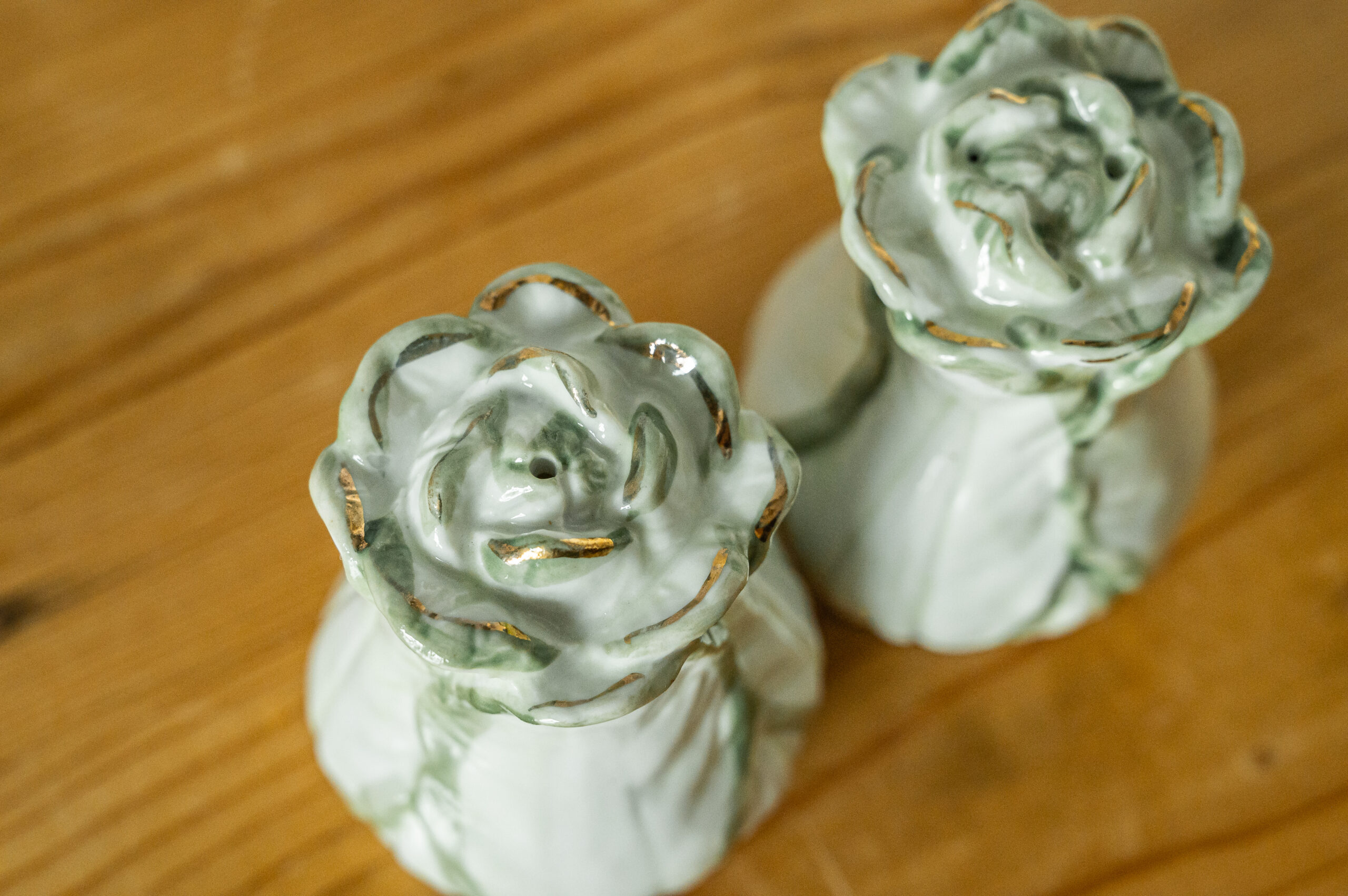 Keramiek peper en zoutstel in de vorm van kooltjes met goudaccenten