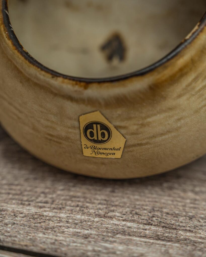 Keramische wallpocket van Loré Beesel door Matthieu Camps