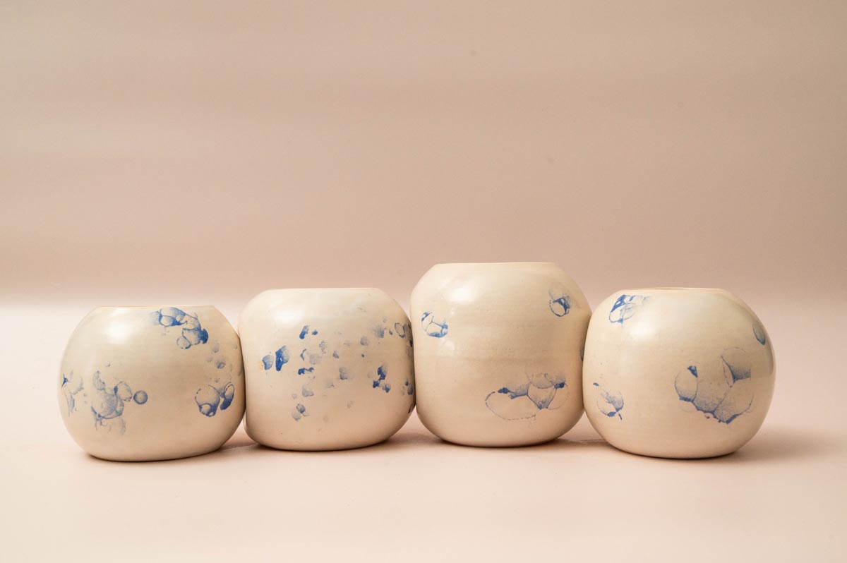 Set van 4 keramieken pinguïn vazen van Keraliek, wit met blauwe bubbels