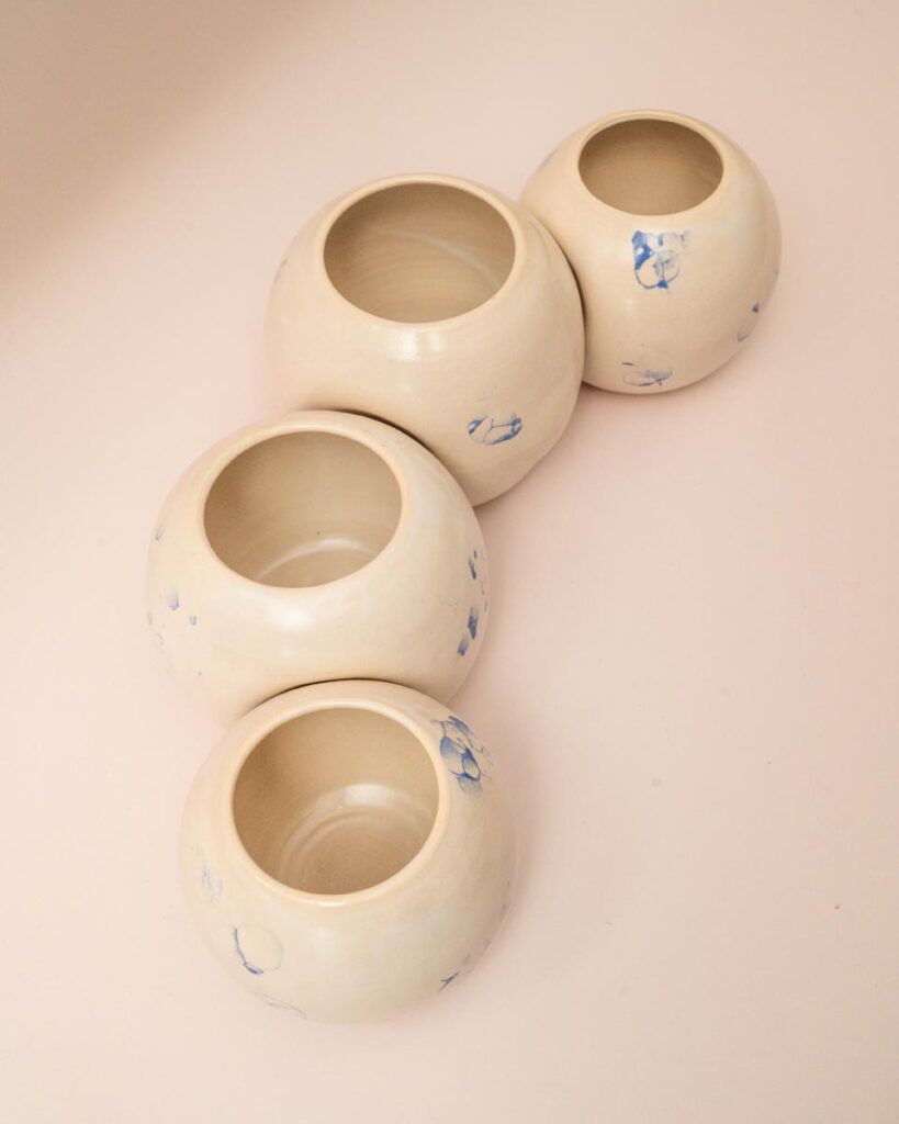 Set van 4 keramieken pinguïn vazen van Keraliek, wit met blauwe bubbels